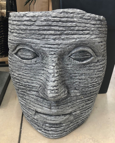 Visage en pierre ancienne gris basalte