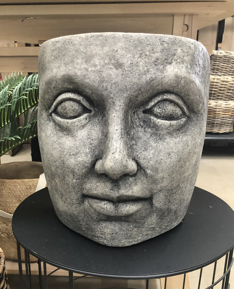 Visage en pierre ancienne gris basalte